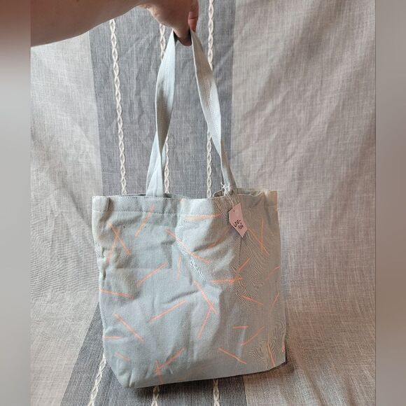 NWT- TALKING OUT OF TURN Canvas Bundle - Picture 7 of 13